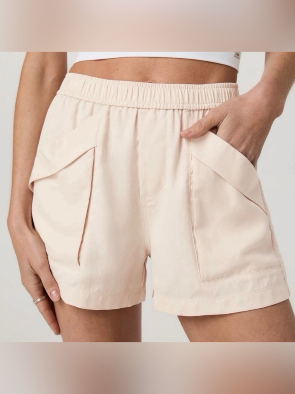 NWT Vuori Trestles Twill Short in Sand Dollar Size Large